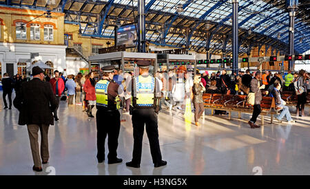 Brighton, Regno Unito. 11 ottobre, 2016. British Transport Police nella stazione ferroviaria di Brighton questa mattina come membri della RMT unione iniziano una tre giorni di sciopero sulla rampa meridionale nonostante l'Unione che avverte che i suoi membri dovrebbero firmare l'azienda ferroviaria di nuovi contratti Credito: Simon Dack/Alamy Live News Foto Stock