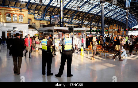 Brighton, Regno Unito. 11 ottobre, 2016. British Transport Police nella stazione ferroviaria di Brighton questa mattina come membri della RMT unione iniziano una tre giorni di sciopero sulla rampa meridionale nonostante l'Unione che avverte che i suoi membri dovrebbero firmare l'azienda ferroviaria di nuovi contratti Credito: Simon Dack/Alamy Live News Foto Stock