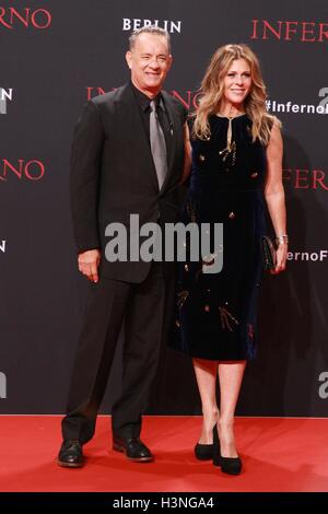 10.10.2016 - Tom Hanks, Rita Wilson bei der Premiere von "Inferno" im Sony Centre di Berlino/10 Ottobre 2016 - Tom Hanks, Rita Wilson assistere alla premiere di "Inferno" al Sony Centre di Berlino, Germania. | Verwendung weltweit Foto Stock