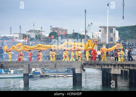 Dongshan, Cina. 11 ottobre, 2016. Adoratori escort la statua di Guandi a sud-est della Cina di Taiwan, al molo di Dongshan County di sud-est della Cina di provincia del Fujian, 11 ott. 2016. La statua di Guandi presso il Tempio Guandi in Dongshan è stato scortato a Taiwan il martedì per un 77-giorno del tour. Guan Di, chiamato anche Guan Yu o Guan Gong, è un antico generale cinese in tre regni periodo, ben noto per la sua fedeltà e la giustizia. Credito: Xinhua/Alamy Live News Foto Stock