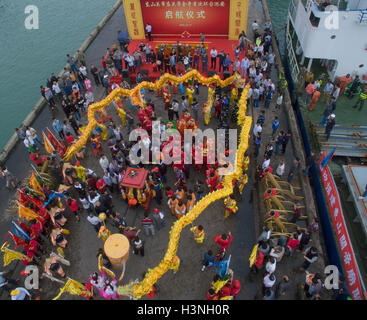 Dongshan, Cina. 11 ottobre, 2016. Adoratori escort la statua di Guandi a sud-est della Cina di Taiwan, al molo di Dongshan County di sud-est della Cina di provincia del Fujian, 11 ott. 2016. La statua di Guandi presso il Tempio Guandi in Dongshan è stato scortato a Taiwan il martedì per un 77-giorno del tour. Guan Di, chiamato anche Guan Yu o Guan Gong, è un antico generale cinese in tre regni periodo, ben noto per la sua fedeltà e la giustizia. Credito: Xinhua/Alamy Live News Foto Stock