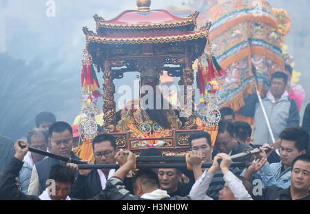 Dongshan, Cina. 11 ottobre, 2016. Adoratori escort la statua di Guandi a sud-est della Cina di Taiwan, nella contea di Dongshan di sud-est della Cina di provincia del Fujian, 11 ott. 2016. La statua di Guandi presso il Tempio Guandi in Dongshan è stato scortato a Taiwan il martedì per un 77-giorno del tour. Guan Di, chiamato anche Guan Yu o Guan Gong, è un antico generale cinese in tre regni periodo, ben noto per la sua fedeltà e la giustizia. Credito: Xinhua/Alamy Live News Foto Stock