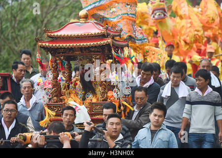 Dongshan, Cina. 11 ottobre, 2016. Adoratori escort la statua di Guandi a sud-est della Cina di Taiwan, nella contea di Dongshan di sud-est della Cina di provincia del Fujian, 11 ott. 2016. La statua di Guandi presso il Tempio Guandi in Dongshan è stato scortato a Taiwan il martedì per un 77-giorno del tour. Guan Di, chiamato anche Guan Yu o Guan Gong, è un antico generale cinese in tre regni periodo, ben noto per la sua fedeltà e la giustizia. Credito: Xinhua/Alamy Live News Foto Stock