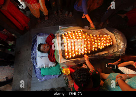 Bhaktapur, Nepal. Undicesimo oct, 2016. Un devoto indù giace illuminato con lampade a olio sul suo corpo mentre offrendo preghiere alla dea Durga come parte di un rituale durante il Festival di Dashain Bhramayani al tempio di Bhaktapur, Nepal, 11 ott. 2016. Gli indù in Nepal celebrare la vittoria sul male durante il Festival di Dashain adorando la dea Durga nonché altri dei e dee. Credito: Sunil Sharma/Xinhua/Alamy Live News Foto Stock