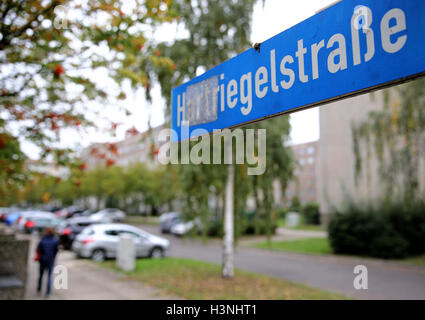 L'edificio residenziale in cui il fuggitivo sospetta terrorista Jaber al-Bakr stato arrestato il 10 ottobre 2016 è visto dietro il cartello stradale a Leipzig, Germania, 11 ottobre 2016. Il 22-anno-vecchio al-Bakr fu preso dal compagno di rifugiati siriani e consegnato alla polizia di lunedì sera. Foto: Jan Woitas/dpa Foto Stock