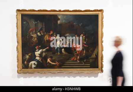 Una donna passa dal dipinto 'addio di Rebekka' della napoletana pittore Francesco Solimena (1657-1747) nel museo di Wiesbaden, Germania, 11 ottobre 2016. Essi sono parte di 200 opere di 50 artisti in mostra "Eredi di Caravaggio' relativi napoletana barocco del XVII secolo, che sarà illustrato tra il 14 ottobre 2016 e il 12 febbraio 2017. Foto: Arne Dedert/dpa Foto Stock