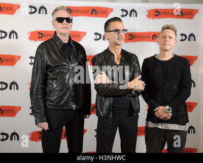 Milano, Italia . 11 ottobre, 2016. Key-boarder Andrew Fletcher (l-r), frontman Dave Gahan e il chitarrista Martin Gore dai Depeche Mode nel corso di una conferenza stampa a Milano 11 ottobre 2016. Dopo quasi tre anni il British synth pop band vuole rilasciare un nuovo album nella primavera del 2017. Foto: Lena Klimkeit/dpa Credito: dpa picture alliance/Alamy Live News Foto Stock