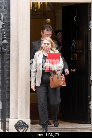 Londra, Regno Unito. 11 ottobre, 2016. Karen Bradley, cultura Segretario, foglie 10 Downing Street, a seguito di una riunione del gabinetto. Credito: Ian Davidson/Alamy Live News Foto Stock