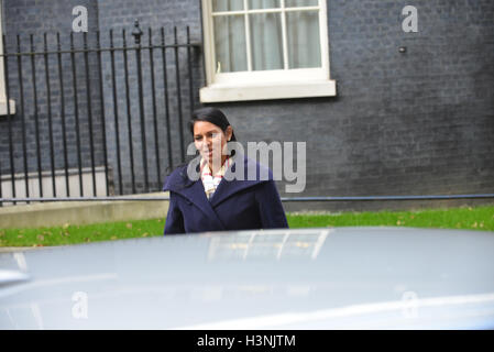 A Downing Street, Londra, Regno Unito. 11 ott 2016. Priti Patel. Ministri a Downing Street. Credito: Matteo Chattle/Alamy Live News Foto Stock