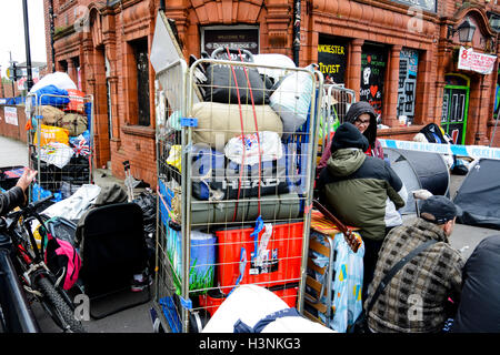 Manchester, Regno Unito. 11 ottobre, 2016. Un giovane uomo, Chris da Salford, sono saliti sul tetto del Ducie Bridge public house in Miller Street a 8-o-Orologio questa mattina in protesta per lo sfratto di 30 persone senzatetto che sono state squatting in costruzione per diverse settimane. Alta Corte i funzionari di polizia ha guadagnato l'entrata al palazzo di proprietà della società cooperativa, questa mattina di sfrattare la squatter che erano sfidando un alta corte ordine di sfratto. Credito: Dave Ellison/Alamy Live News Foto Stock