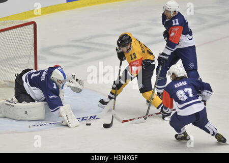 Da sinistra: il portiere Lukas Sochurek di Plzen, Alessio Bertaggia di Lugano e Michal Moravcik e Lukas Kanak di Plzen in azione durante l'hockey su ghiaccio Champions League, 1° round play off match HC Skoda Plzen vs HC Lugano a Plzen, Repubblica ceca, 11 ottobre 2016. (CTK foto/Miroslav Chaloupka) Foto Stock