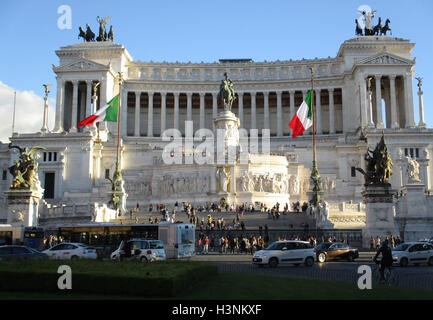 Il Monumento a Vittorio Emanuele in Roma, Italia prese il 07 ottobre 2016. Il monumento nazionale a Roma dedicato al primo re d'Italia, Viktor Emanuele II. Esso è stato costruito sulla collina di stato tra il 1885 e il 1911 ed è uno dei simboli di stato della Repubblica Italiana foto: Klaus Blume/dpa - nessun filo servizio- Foto Stock