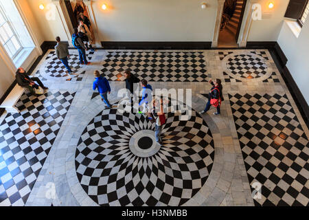Royal Greenwich, Londra, 11 ottobre 2016. Ai visitatori di ammirare il pavimento in marmo della sala grande. La Casa della Regina, che era chiuso per restauri e lavori di rinnovo per oltre un anno, ri-apre al pubblico, segnando l'edificio storico il quattrocentesimo anniversario. Credito: Imageplotter News e sport/Alamy Live News Foto Stock