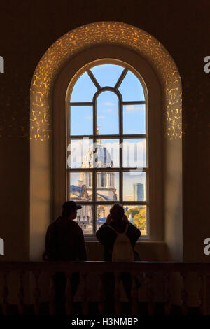 Royal Greenwich, Londra, 11 ottobre 2016. Vista dalla Queen's House verso la Old Royal Naval College con il nuovo gold affresco attorno alla finestra. La Casa della Regina, che era chiuso per restauri e lavori di rinnovo per oltre un anno, ri-apre al pubblico, segnando l'edificio storico il quattrocentesimo anniversario. Credito: Imageplotter News e sport/Alamy Live News Foto Stock