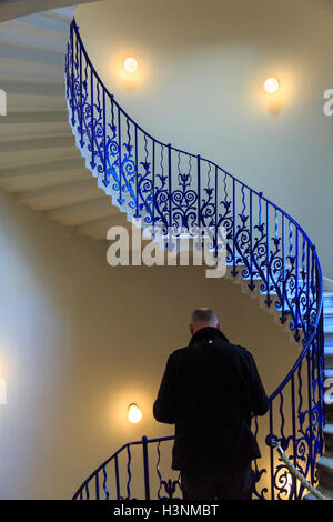 Royal Greenwich, Londra, 11 ottobre 2016. Un visitatore esplora il Tulip scale. La Casa della Regina, che era chiuso per restauri e lavori di rinnovo per oltre un anno, ri-apre al pubblico, segnando l'edificio storico il quattrocentesimo anniversario. Credito: Imageplotter News e sport/Alamy Live News Foto Stock