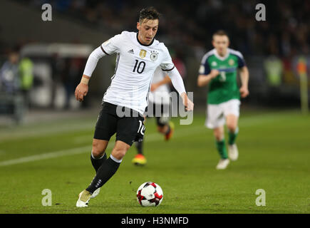 Hannover, Germania. Undicesimo oct, 2016. Fußball: WM-Qualifikation, Deutschland - Nordirland, Gruppenphase, Gruppe C, 3. Spieltag am 11.10.2016 in der HDI-Arena di Hannover (Niedersachsen). Deutschlands Mesut Özil am palla. Foto: Friso Gentsch/dpa/Alamy Live News Foto Stock