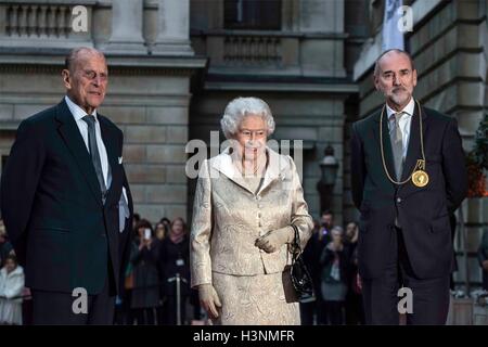 Londra, Regno Unito. 11 ottobre, 2016. La regina e il Duca di Edinburgo a partecipare alla cerimonia di premiazione presso la Royal Academy of Arts Credito: Guy Corbishley/Alamy Live News Foto Stock