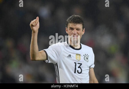 Hannover, Germania. Undicesimo oct, 2016. Fußball: WM-Qualifikation, Deutschland - Nordirland, Gruppenphase, Gruppe C, 3. Spieltag am 11.10.2016 in der HDI-Arena di Hannover (Niedersachsen). Deutschlands Thomas Müller jubelt nach Spiel dem. Foto: Julian Stratenschulte/dpa/Alamy Live News Foto Stock