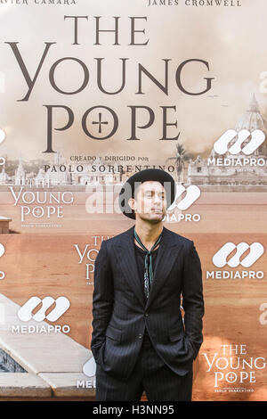 Madrid, Spagna. Undicesimo oct, 2016. Jude Law alla giovane Papa photocall serie presso l ambasciata italiana a Madrid, Spagna. Ottobre 11, 2016. Credito: MediaPunch Inc/Alamy Live News Foto Stock