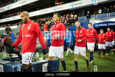 Oslo, Norvegia. Undicesimo oct, 2016. Norvegia, Oslo, il 11 ottobre 2016. Il Norvegese giocatori entrano Ullevaal Stadion di Oslo per la Coppa del Mondo il qualificatore match contro la Repubblica di San Marino. Nella foto: Haitam Aleesami (2), anche Hovland (3), Jo Inge Berget (23) e Ole Kristian Selnaes (18). Credito: Jan-Erik Eriksen/Alamy Live News Foto Stock