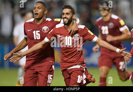 Doha in Qatar. Undicesimo oct, 2016. Del Qatar che Hasan al-Haydos (R) celebra il punteggio durante la Coppa del Mondo FIFA 2018 partita di qualificazione tra Qatar e Siria a Doha, Qatar, 11 ott. 2016. Il Qatar ha vinto 1-0. Credito: Nikku/Xinhua/Alamy Live News Foto Stock