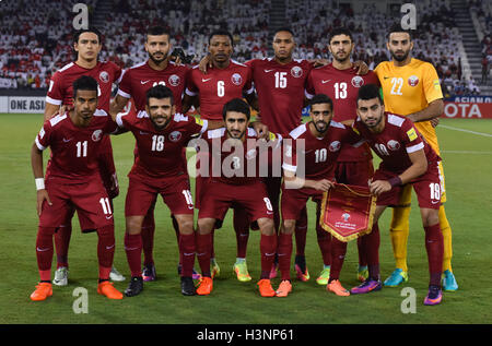 Doha in Qatar. Undicesimo oct, 2016. Qatar nazionale della squadra di calcio membri pongono prima della Coppa del Mondo FIFA 2018 partita di qualificazione tra Qatar e Siria a Doha, Qatar, 11 ott. 2016. Il Qatar ha vinto 1-0. Credito: Nikku/Xinhua/Alamy Live News Foto Stock