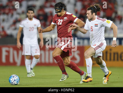 Doha in Qatar. Undicesimo oct, 2016. Sebastian Suria (C) del Qatar con vies Omro Al Midani (R) della Siria durante la Coppa del Mondo FIFA 2018 partita di qualificazione a Doha, Qatar, 11 ott. 2016. Il Qatar ha vinto 1-0. Credito: Nikku/Xinhua/Alamy Live News Foto Stock