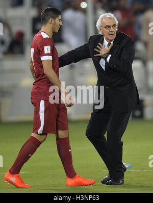 Doha in Qatar. Undicesimo oct, 2016. Il Qatar è capo allenatore Jorge Fossati (R) gesti durante la Coppa del Mondo FIFA 2018 partita di qualificazione tra Qatar e Siria a Doha, Qatar, 11 ott. 2016. Il Qatar ha vinto 1-0. Credito: Nikku/Xinhua/Alamy Live News Foto Stock