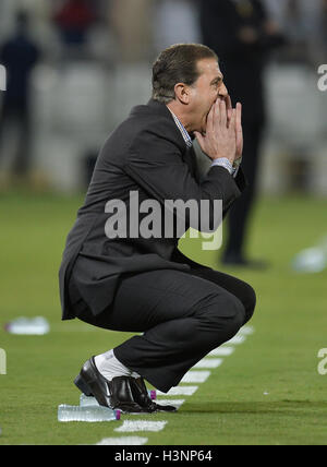 Doha in Qatar. Undicesimo oct, 2016. Siro head coach Ayman Hakeem gesti durante la Coppa del Mondo FIFA 2018 partita di qualificazione tra Qatar e Siria a Doha, Qatar, 11 ott. 2016. Il Qatar ha vinto 1-0. Credito: Nikku/Xinhua/Alamy Live News Foto Stock