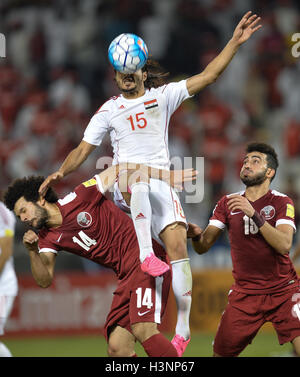 Doha in Qatar. Undicesimo oct, 2016. Alaa Al Shbbli (C) della Siria il sistema VIES con Ahmed Mohamed Elsayed (L) e Ahmed Yasser Abdelrahman del Qatar durante la Coppa del Mondo FIFA 2018 partita di qualificazione a Doha, Qatar, 11 ott. 2016. Il Qatar ha vinto 1-0. Credito: Nikku/Xinhua/Alamy Live News Foto Stock