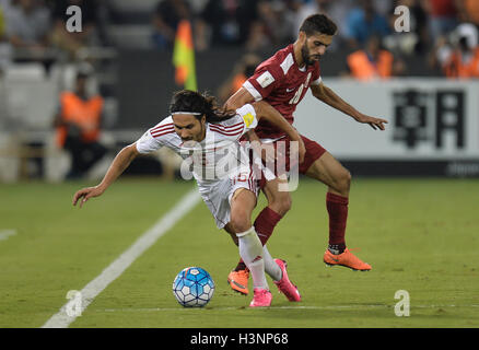 Doha in Qatar. Undicesimo oct, 2016. Alaa Al Shbbli (L) della Siria il sistema VIES con Hasan Al Haydos del Qatar durante la Coppa del Mondo FIFA 2018 partita di qualificazione a Doha, Qatar, 11 ott. 2016. Il Qatar ha vinto 1-0. Credito: Nikku/Xinhua/Alamy Live News Foto Stock