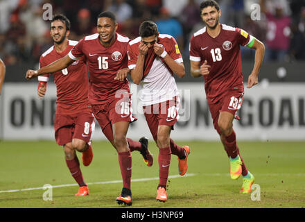 Doha in Qatar. Undicesimo oct, 2016. Del Qatar che Hasan al-Haydos (seconda R) celebra il punteggio durante la Coppa del Mondo FIFA 2018 partita di qualificazione tra Qatar e Siria a Doha, Qatar, 11 ott. 2016. Il Qatar ha vinto 1-0. Credito: Nikku/Xinhua/Alamy Live News Foto Stock