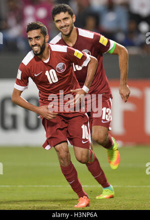 Doha in Qatar. Undicesimo oct, 2016. Del Qatar che Hasan al-Haydos (anteriore) celebra il punteggio durante la Coppa del Mondo FIFA 2018 partita di qualificazione tra Qatar e Siria a Doha, Qatar, 11 ott. 2016. Il Qatar ha vinto 1-0. Credito: Nikku/Xinhua/Alamy Live News Foto Stock