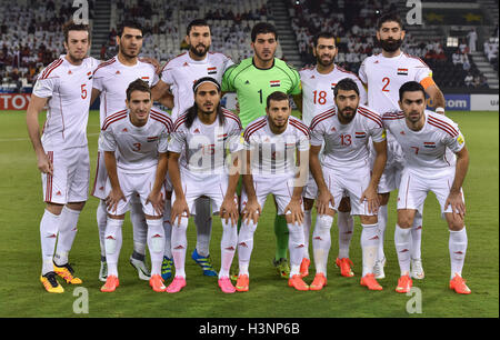 Doha in Qatar. Undicesimo oct, 2016. Siria la nazionale di calcio team membri pongono prima della Coppa del Mondo FIFA 2018 partita di qualificazione tra Qatar e Siria a Doha, Qatar, 11 ott. 2016. Il Qatar ha vinto 1-0. Credito: Nikku/Xinhua/Alamy Live News Foto Stock