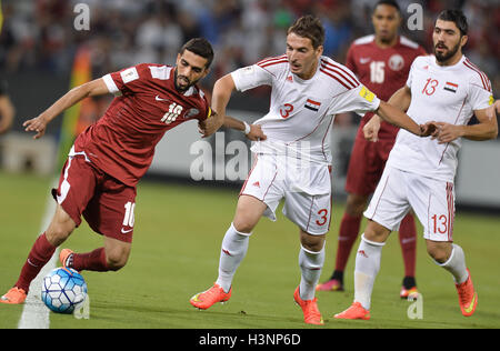 Doha in Qatar. Undicesimo oct, 2016. Hasan al Haydos (1L) del Qatar con vies Mouaiad al Ajjan (2 L) e Yousef Kalfa della Siria durante la Coppa del Mondo FIFA 2018 partita di qualificazione a Doha, Qatar, 11 ott. 2016. Il Qatar ha vinto 1-0. Credito: Nikku/Xinhua/Alamy Live News Foto Stock