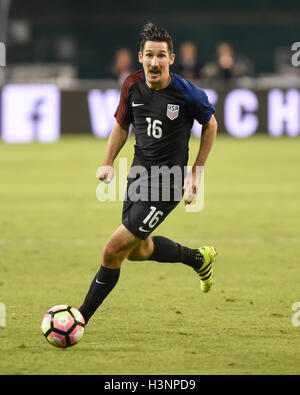 Washington D.C, STATI UNITI D'AMERICA. Undicesimo oct, 2016. SACHA KLJESTAN DEGLI STATI UNITI sembra upfield durante un amichevole internazionale tra gli Stati Uniti e la Nuova Zelanda a RFK Stadium di Washington, DC. Credito: Kyle Gustafson/ZUMA filo/Alamy Live News Foto Stock