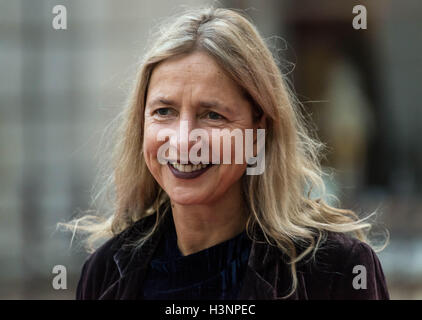 Londra, Regno Unito. Undicesimo oct, 2016. Iwona Blazwick, critico d'arte e Direttore della Whitechapel Art Gallery, assiste alla cerimonia di premiazione presso la Royal Academy of Arts Credito: Guy Corbishley/Alamy Live News Foto Stock