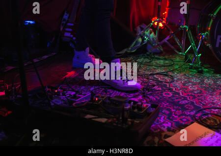 Londra, Regno Unito. Undicesimo oct, 2016. Indie rock band Sisteray eseguire sul palco a Finsbury. Essi sono Niall Rowan (voce), Daniel Connolly (chitarra), Michael Hanrahan (bass) e Marco Biagini (tamburi). Credito: Alberto Pezzali/Alamy Live News Foto Stock