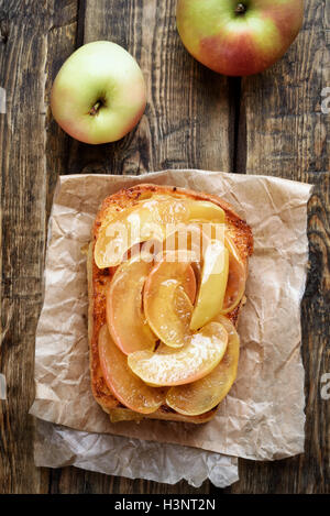 Toast alla francese con mele caramellate, vista dall'alto in stile rustico Foto Stock