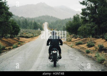 Vista posteriore del motociclista in sella moto su strada aperta, Kennedy Prati, CALIFORNIA, STATI UNITI D'AMERICA Foto Stock