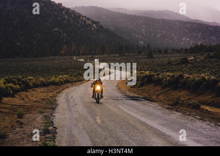 Equitazione per motociclisti in moto su strada aperta, Kennedy Prati, CALIFORNIA, STATI UNITI D'AMERICA Foto Stock