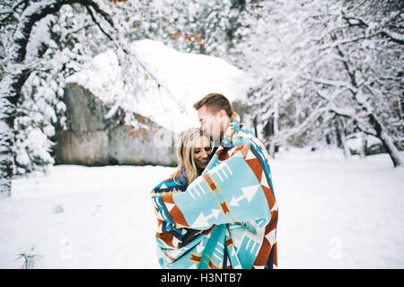 Matura in coperta di neve foresta avvolto in una coperta Foto Stock