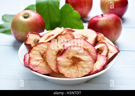 Mele disidratate chip nella ciotola, frutta snack sani Foto Stock