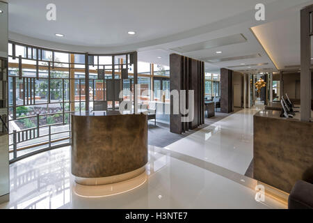 La reception con vista sul cortile. Uno stop ai medici la sanità privata clinica, Hemel Hempstead, Regno Unito. Architetto: ad architetti Limited, 2016. Foto Stock