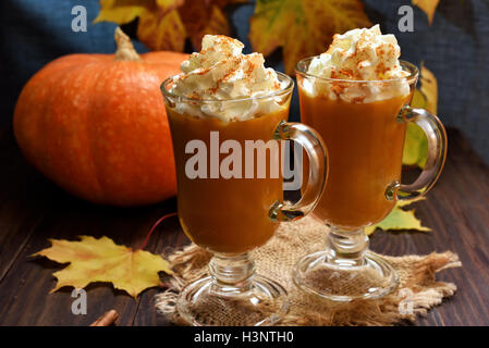 Pumpkin spice latte con panna montata in bicchieri, autunno bevanda stagionali Foto Stock