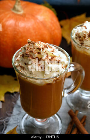 Frullato di zucca, latte con panna montata e cannella Foto Stock