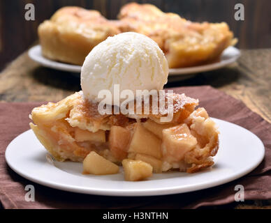 Pezzo di torta di mele servita con gelato, vista ravvicinata Foto Stock