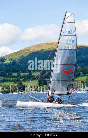 Il Lake District inglese - Vela Catamarano a Ullswater, Cumbria Regno Unito Foto Stock