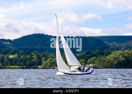 Il Lake District inglese - Vela a Ullswater, Cumbria Regno Unito Foto Stock