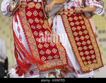 Dettaglio di un tradizionale Rumena costumi folk per le donne, specifico su Banat area. Foto Stock